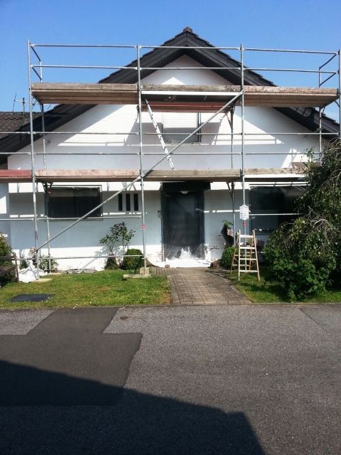 Malermeister Schütte Gerüst an einer Hausfassade