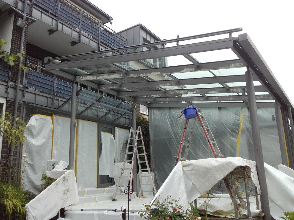 Malermeister Schütte Gerüst an einer Hausfassade