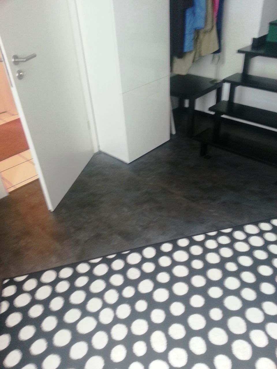 Malermeister Schütte Boden mit weißen Punkten