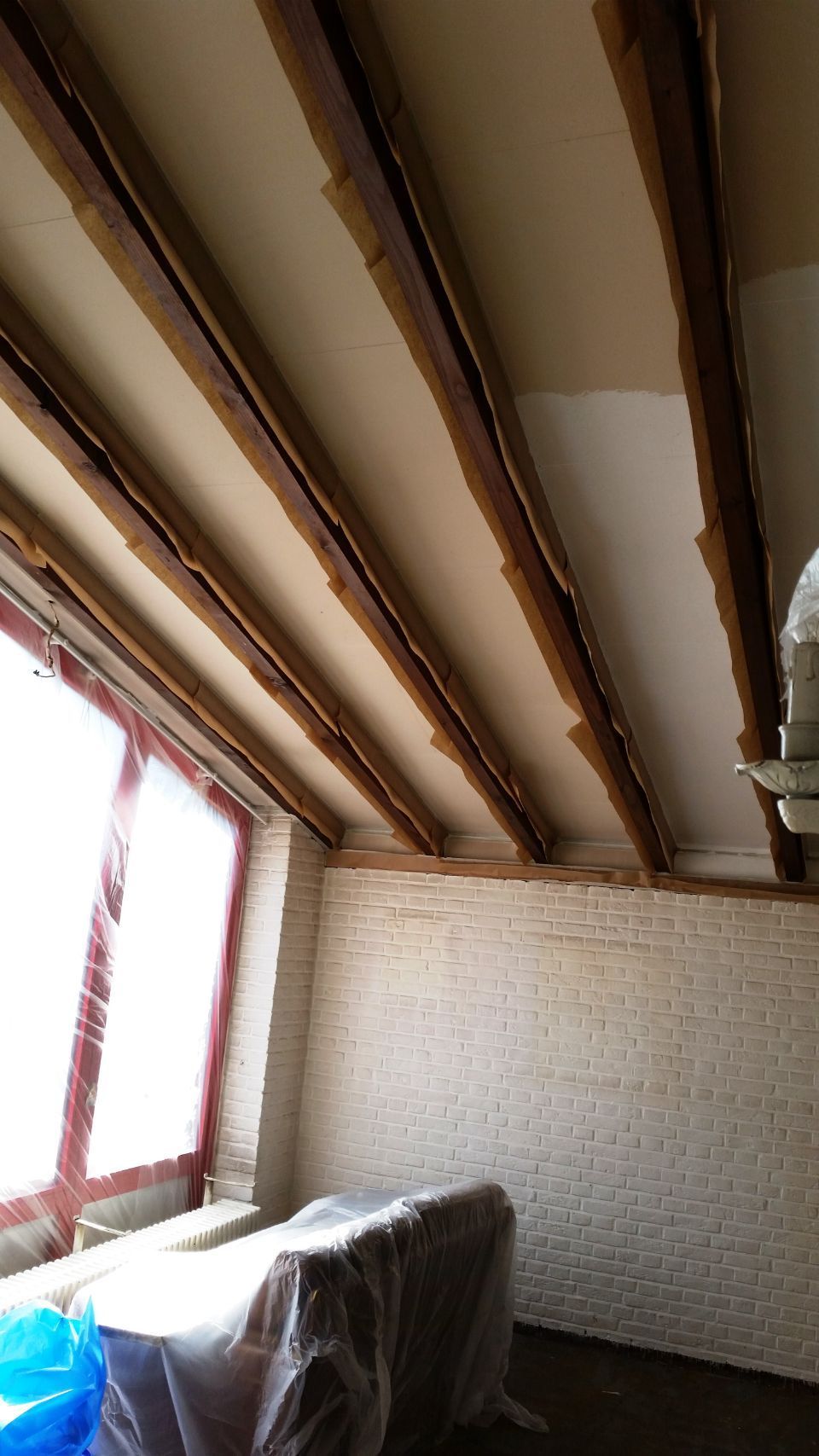 Malermeister Schütte Holzsprossen an der Decke eines Zimmers