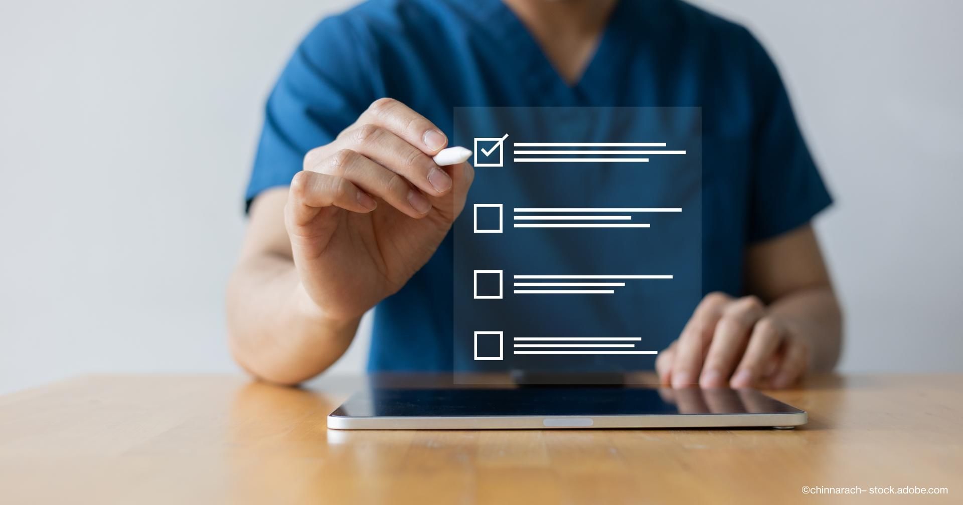 Eine Person hakt eine Liste mit einem Stift ab