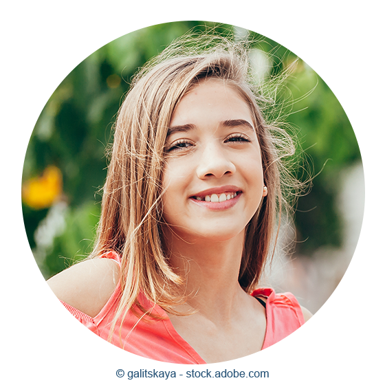 Ein junges Mädchen lächelt in die Kamera