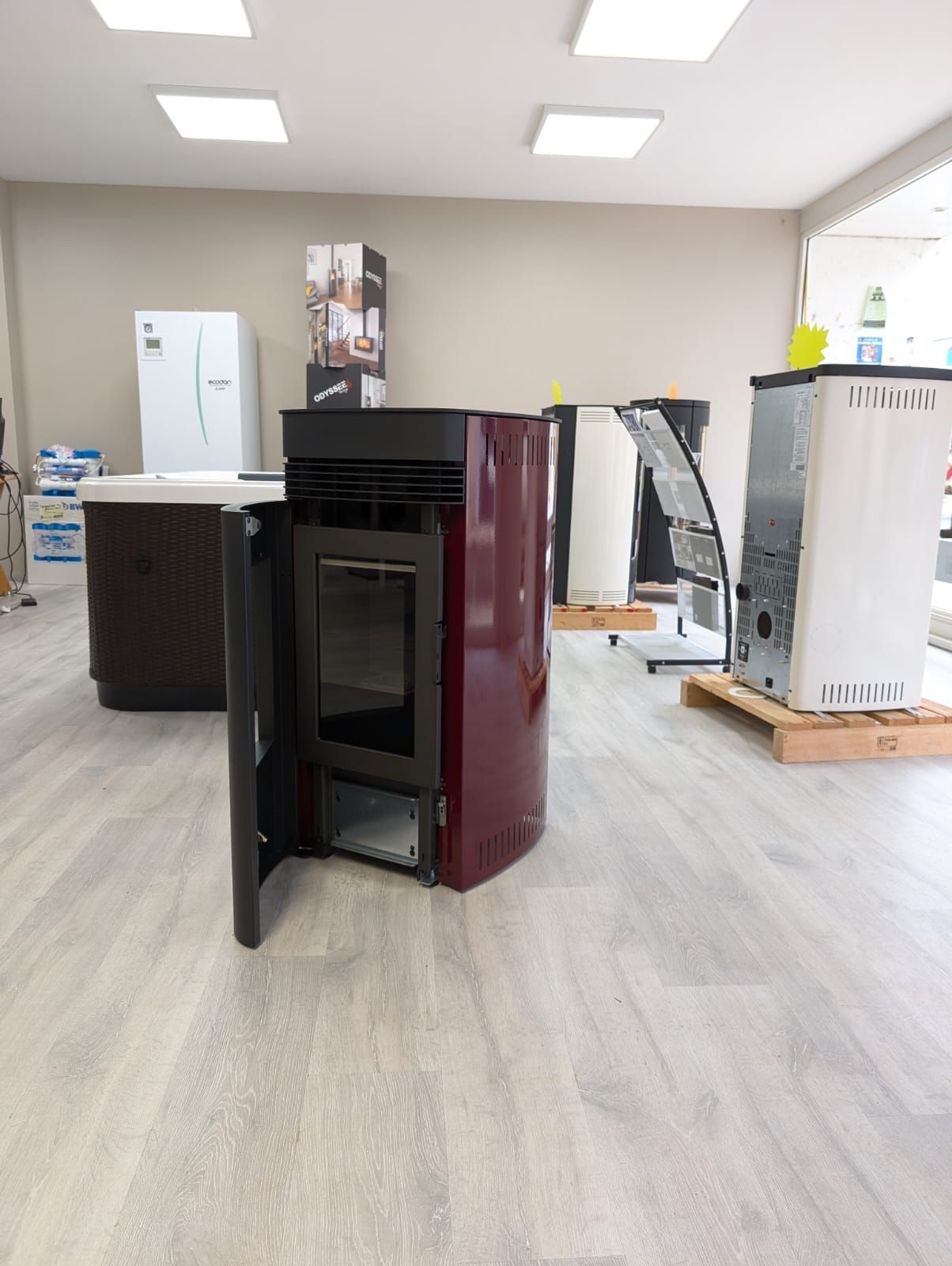 Poêle à bois design, exposition en showroom