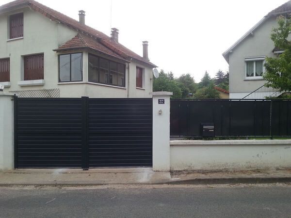 portail coulissant noir et clôture