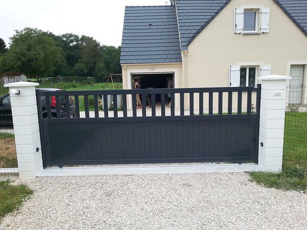 portail coulissant noir ajouré