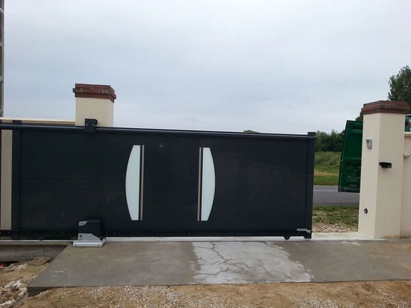 portail coulissant noir