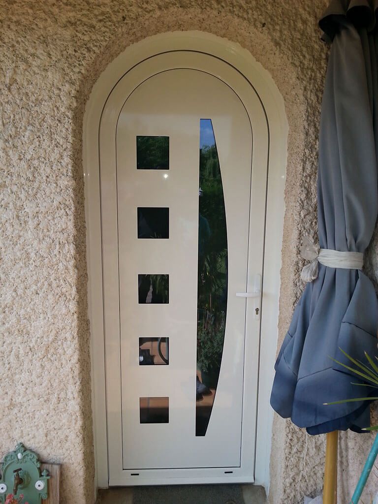 Porte d'entrée blanche