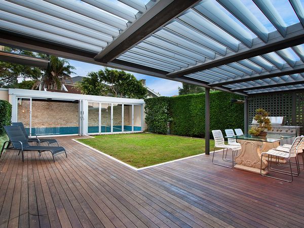 pergola bioclimatique sur terrasse en bois