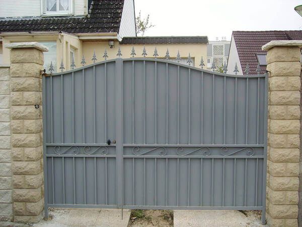 portail battant gris en métal avec portillon intégré