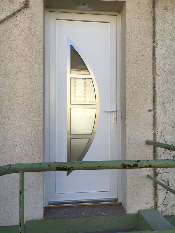 Porte d'entrée blanche en pvc