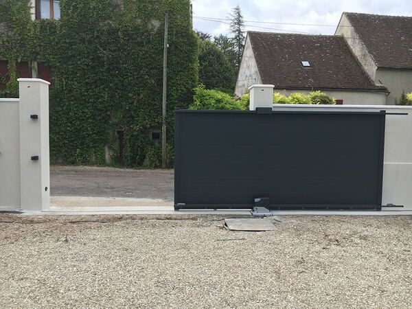 portail coulissant noir ouvert