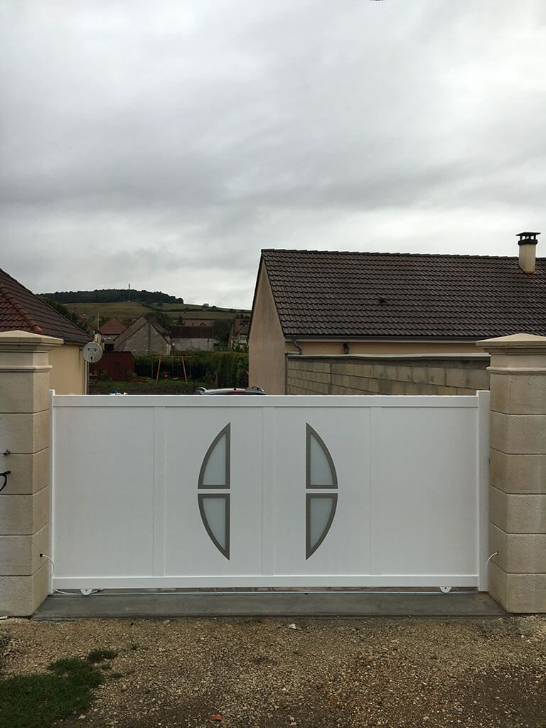 portail coulissant blanc