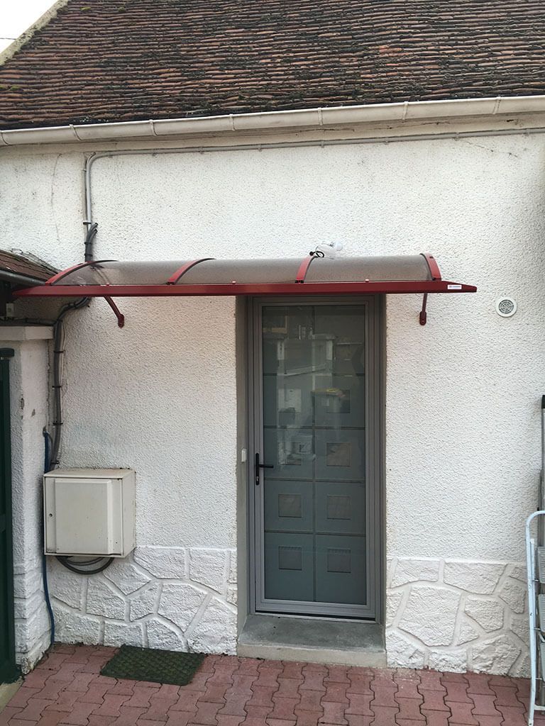 Porte d'entrée grise en verre