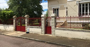 clôture en métal forgé rouge
