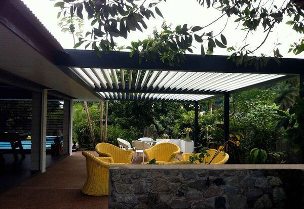 pergola bioclimatique sur terrasse en bois sous un autre angle