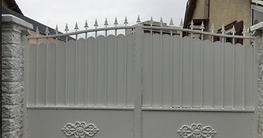 portail battant gris en métal