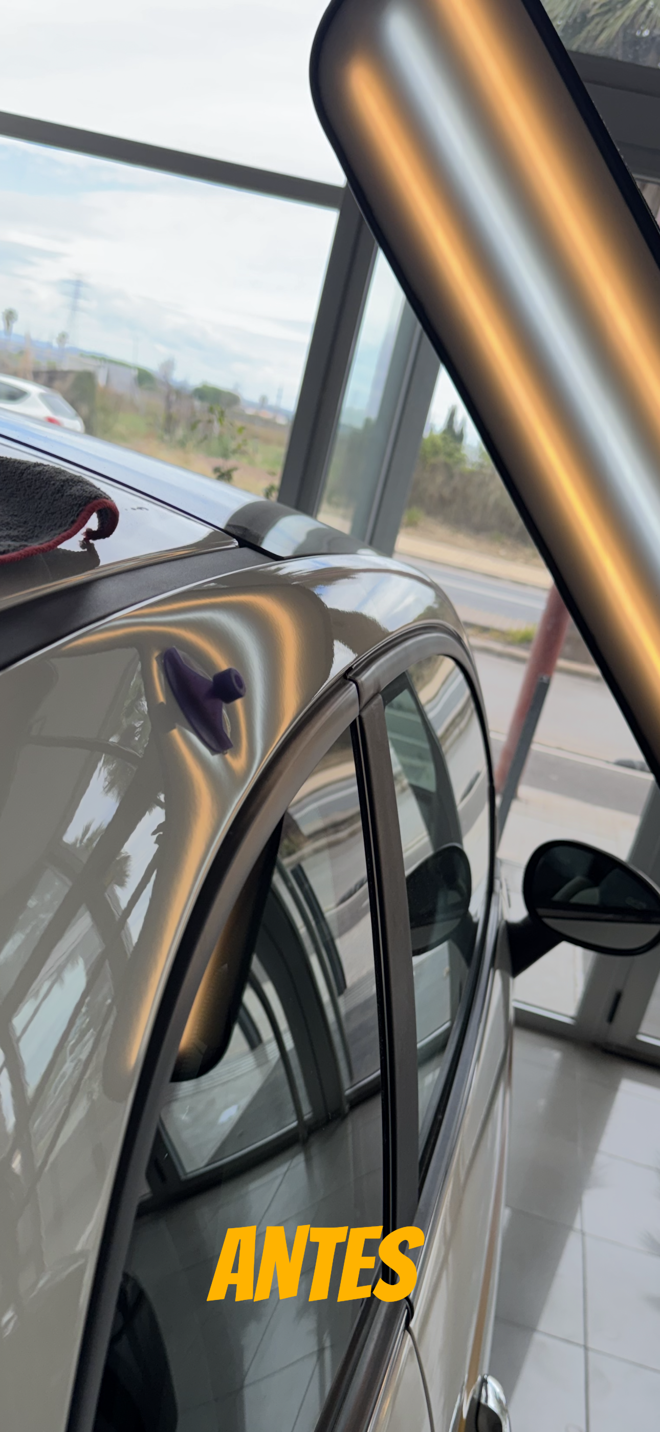 Primer plano de la puerta de un coche de color dorado metalizado en una gasolinera con la palabra “ANTES” superpuesta.