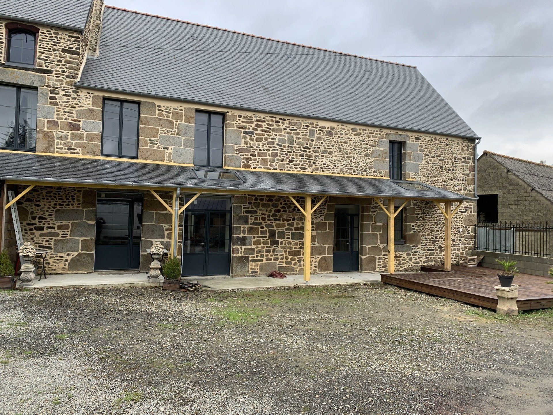 Toiture ardoise et préau