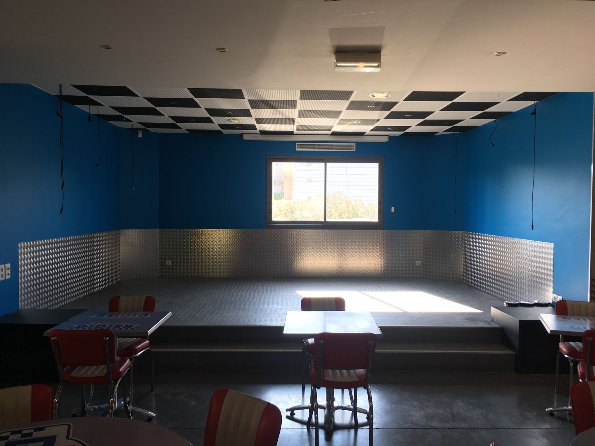 Peinture bleue sur mur de restaurant