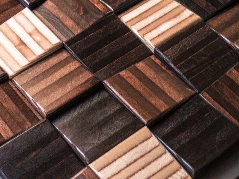 Un primer plano de una pila de baldosas de madera