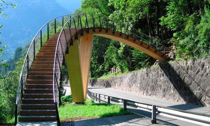 Un puente con escaleras que conducen hasta él a través de una carretera.