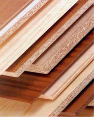 Un montón de diferentes tipos de madera se apilan uno encima del otro