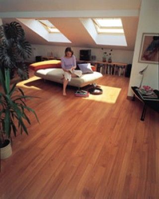 Una mujer está sentada en un sofá leyendo un libro.