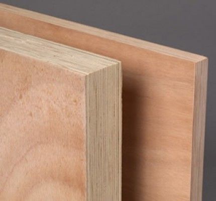 Dos piezas de madera contrachapada se apilan una encima de otra sobre una mesa.