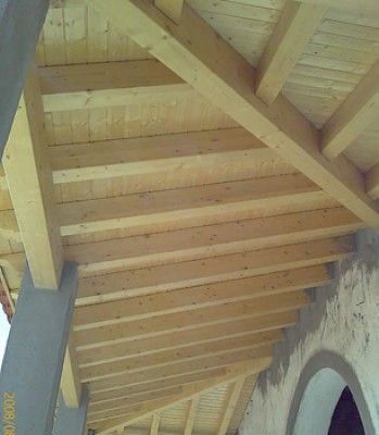 El techo de un edificio está hecho de vigas de madera.