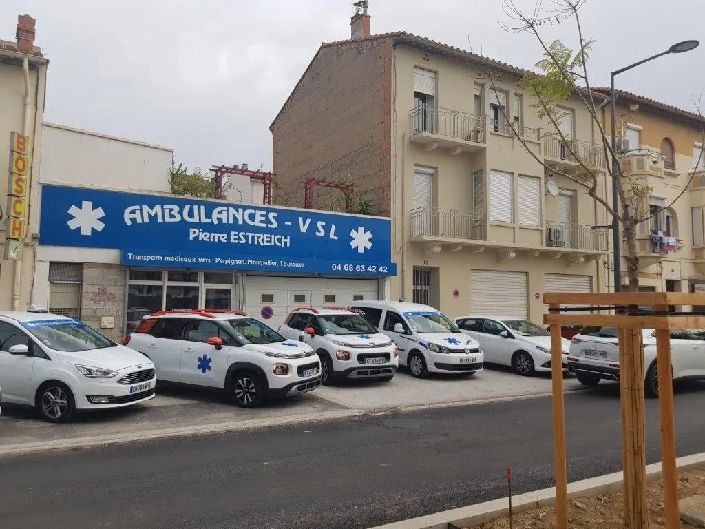 Flotte de VSL, ambulances et taxis, devant le siège social