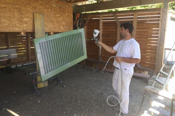 KurtaFix – Maler sprüht eine Bank an