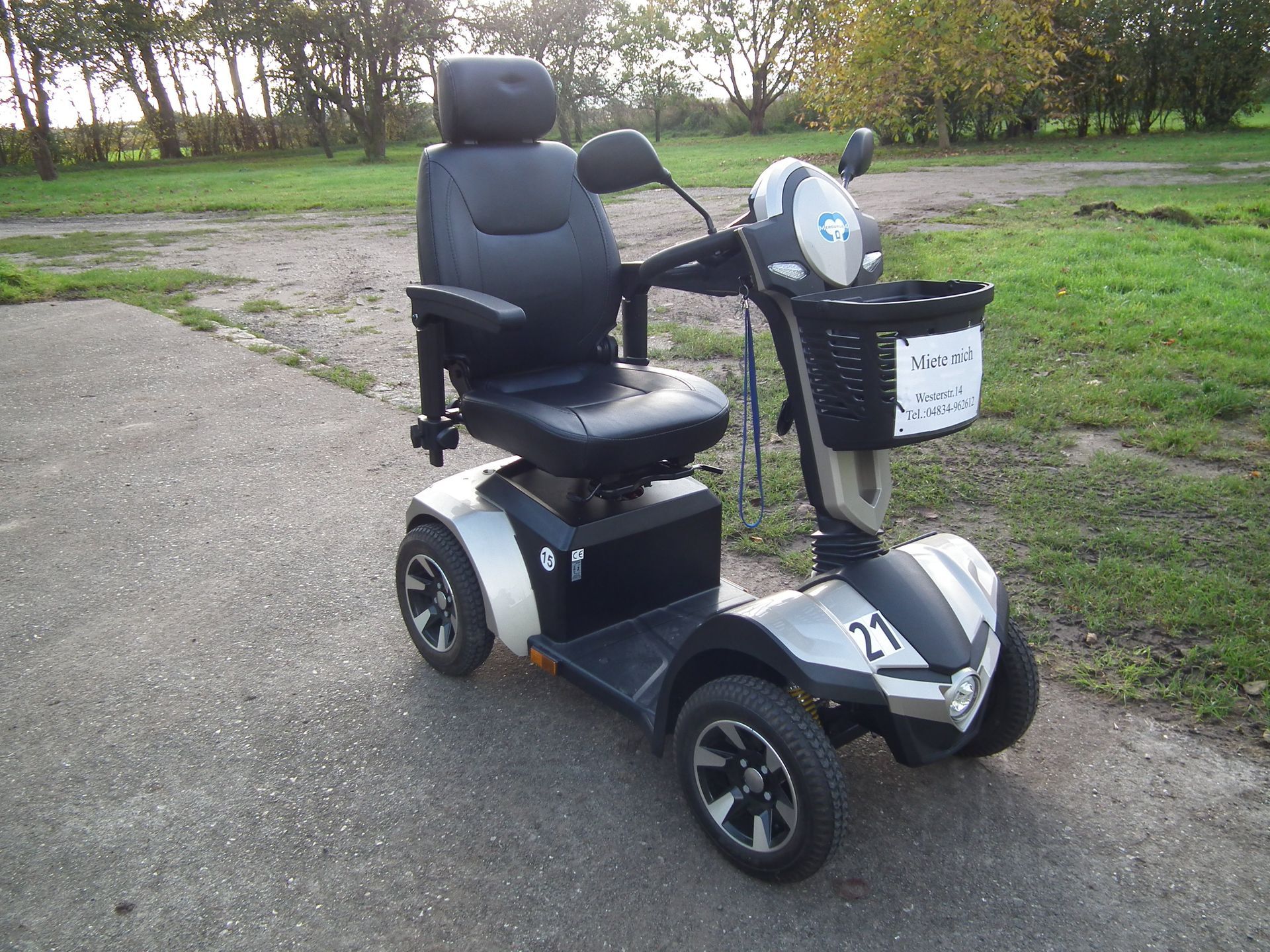 Ein schwarz-silberner Elektromobil mit der Nummer 21 darauf