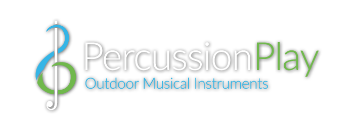 PercussionPlayn logo, jossa vihreä ja sininen nuottikuvake ja iskulause ”Ulkoilmasoittimet”
