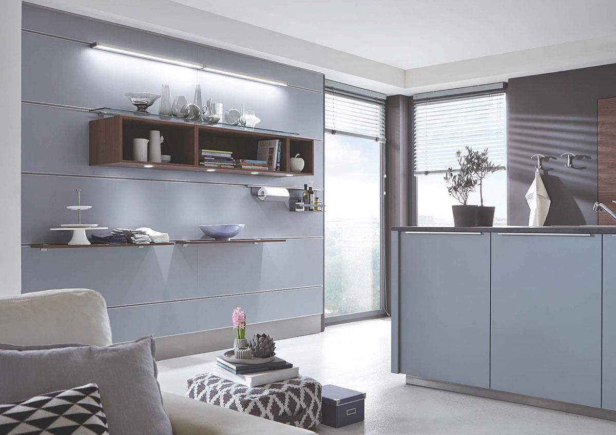 Ein Wohnzimmer mit Couch, Tisch und Regalen