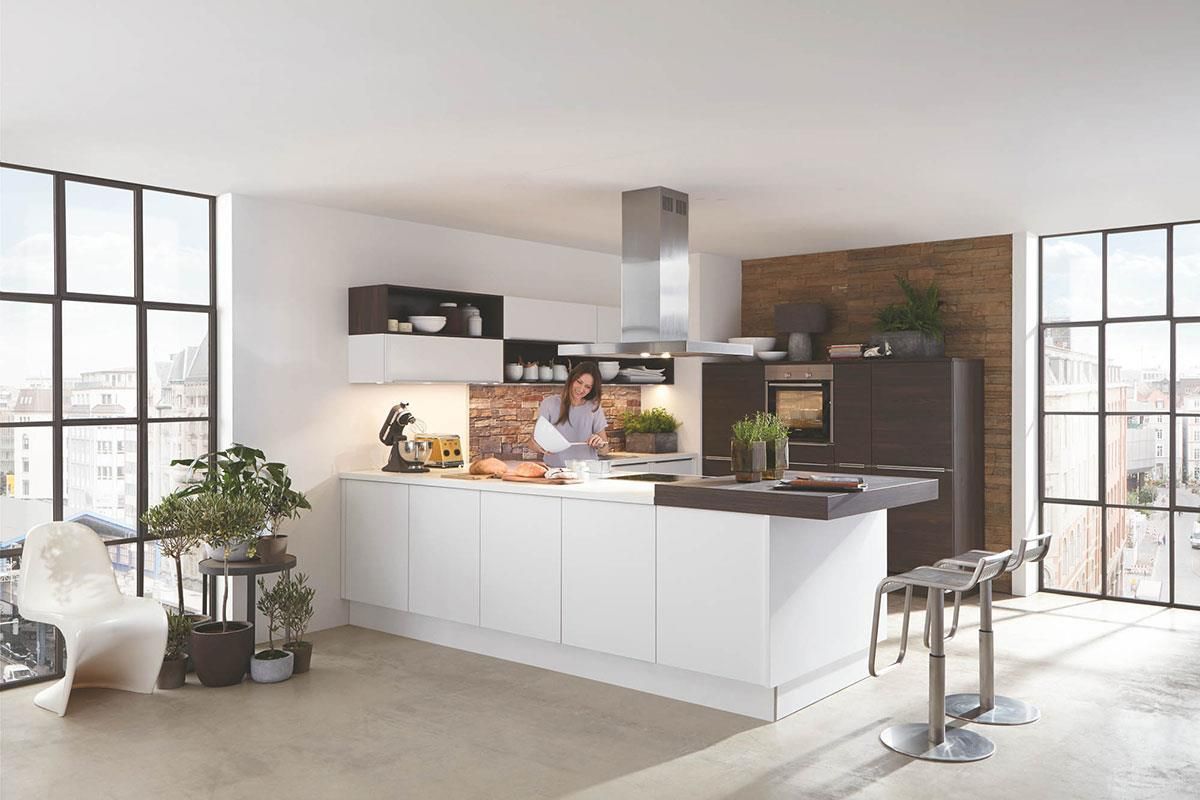 Eine Frau steht in einer Küche und bereitet Essen zu.