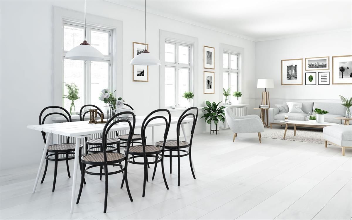 In der Mitte des Raumes stehen ein Esstisch und Stühle.