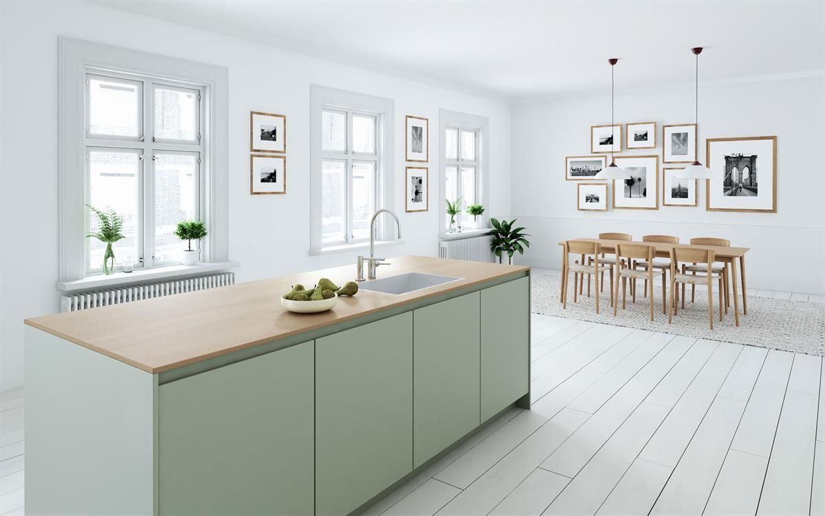 Eine Küche mit einer großen Insel in der Mitte und einem Esszimmer im Hintergrund.