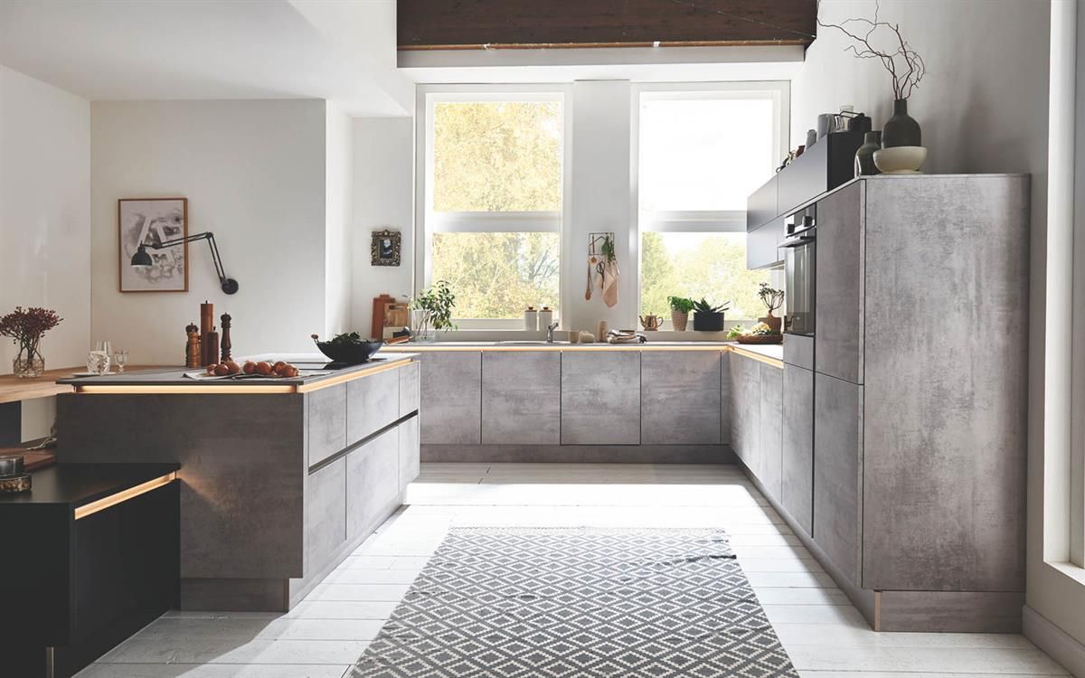 Eine Küche mit einem Teppich auf dem Boden und einem Teppich auf dem Boden.