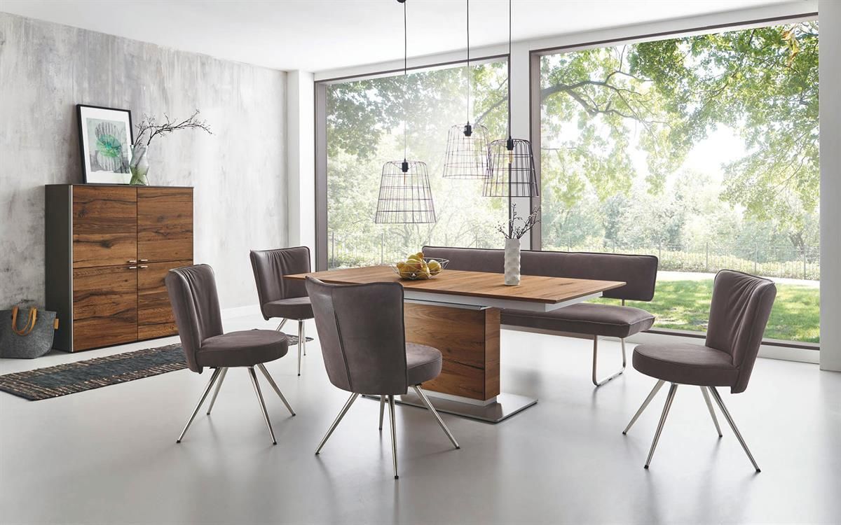 Ein Esszimmer mit Tisch, Stühlen und einer Bank.