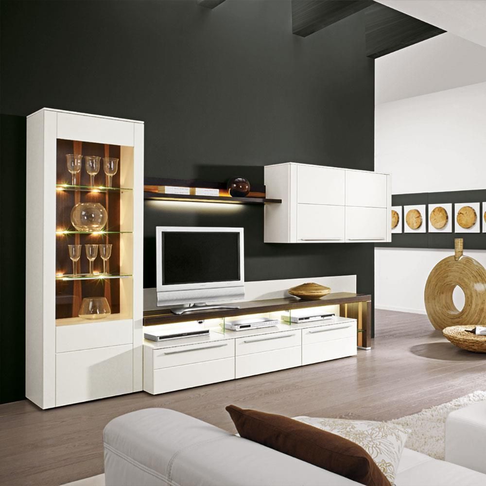 Ein Wohnzimmer mit Couch und Fernseher