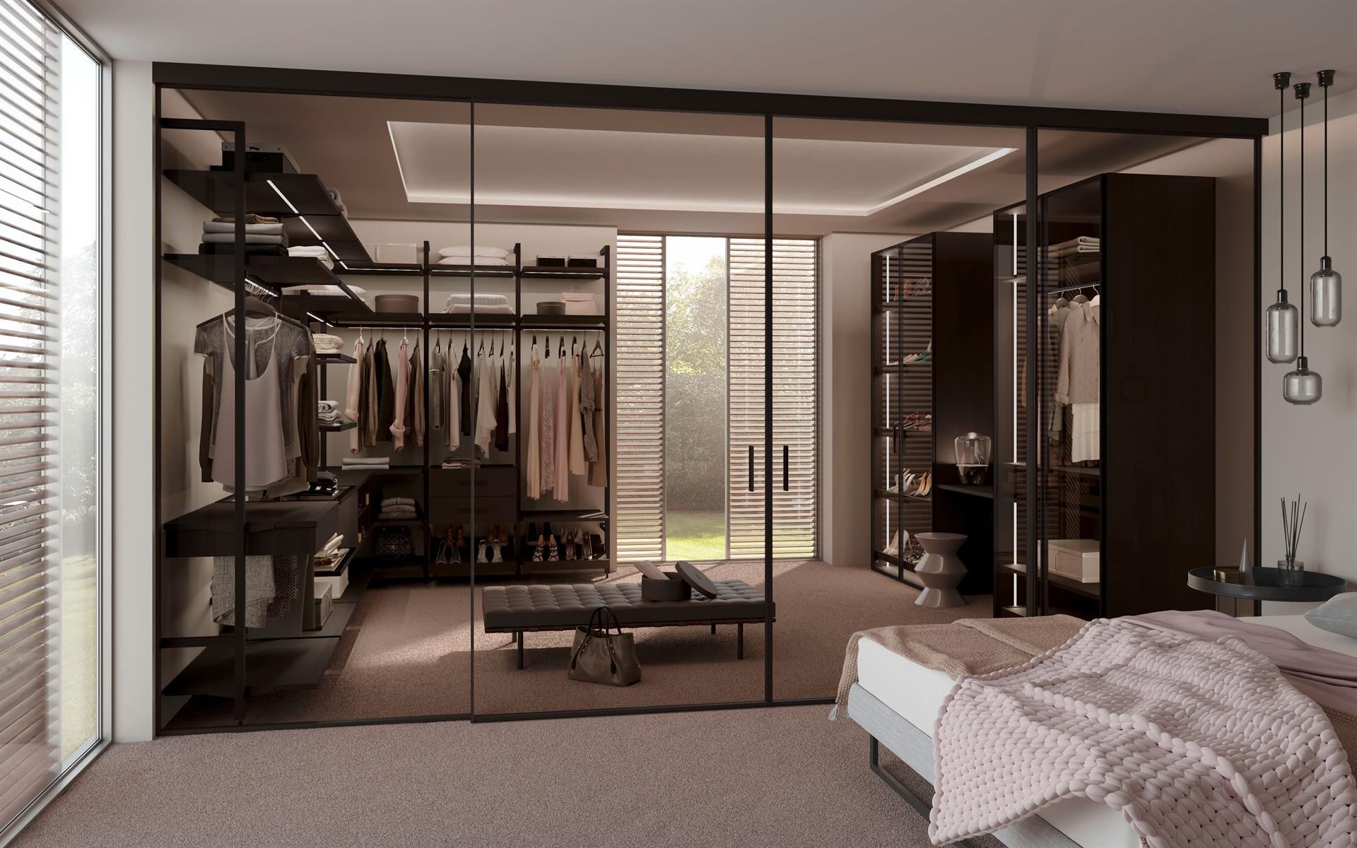 Ein Schlafzimmer mit begehbarem Kleiderschrank und Glasschiebetüren.
