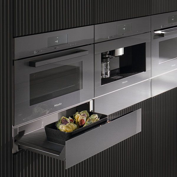 Ein Edelstahlofen mit einem Tablett voller Lebensmittel darin