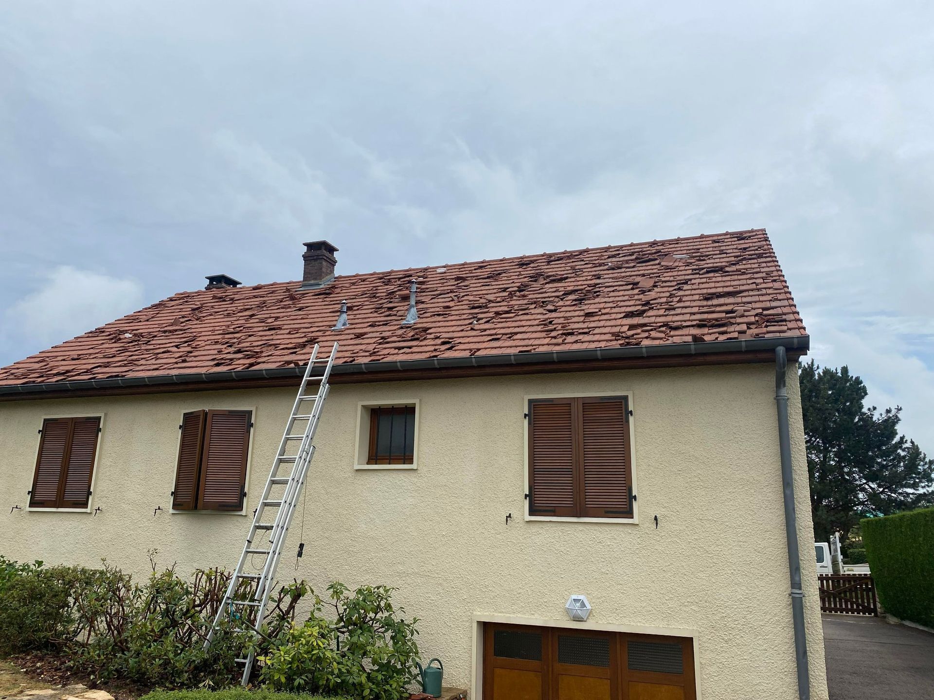 Toiture avec tuiles envoléees