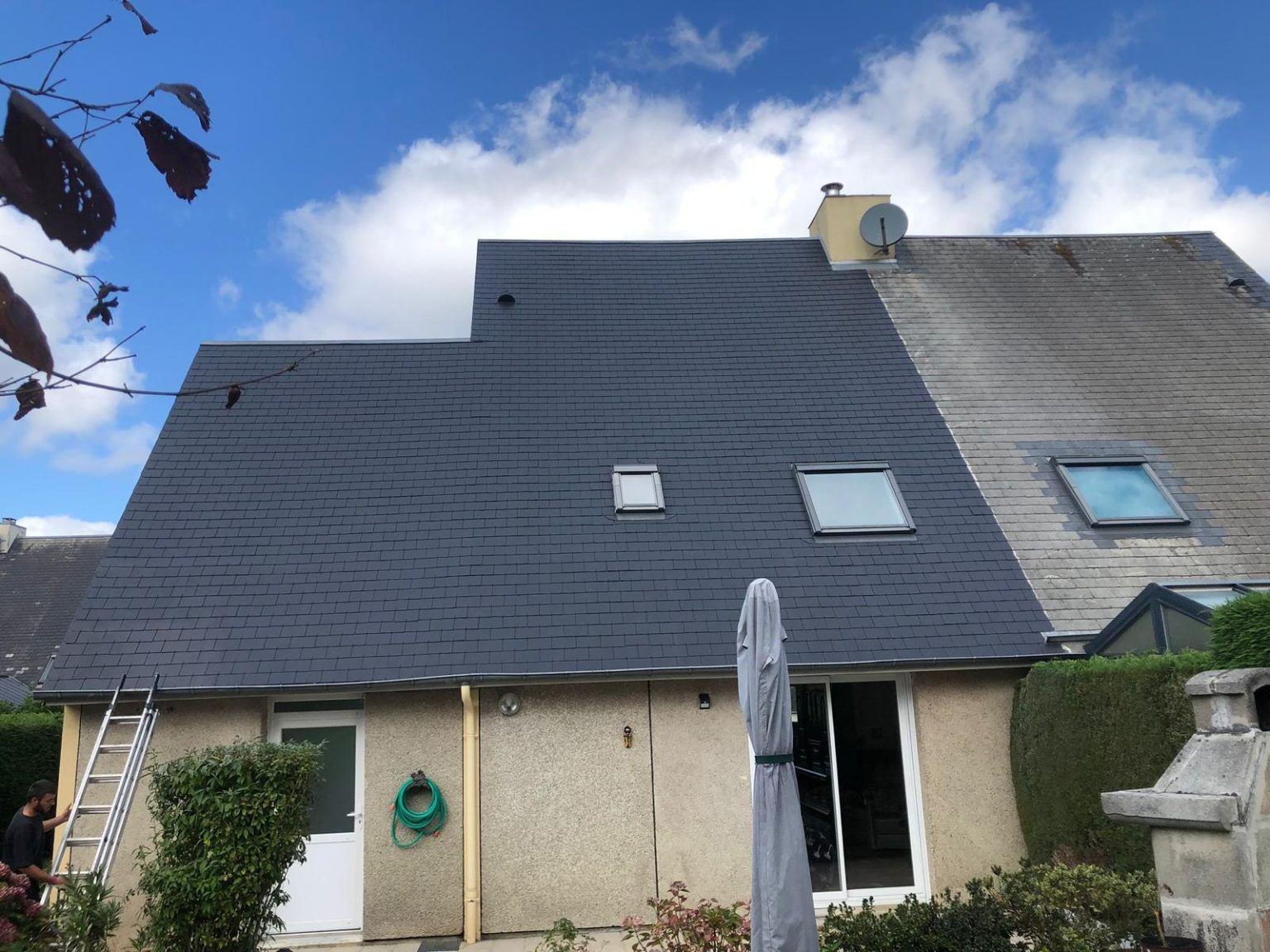 Avant et après rénovation de toiture : remplacement d'une couverture vieillissante par un toit neuf réalisé par un couvreur professionnel.