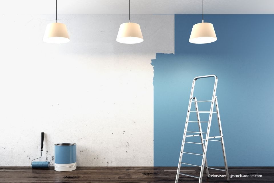 ein Raum mit Leiter und Farbeimer, bereits halb gestrichen von Malermeisterbetrieb Jürgen Lehnberg