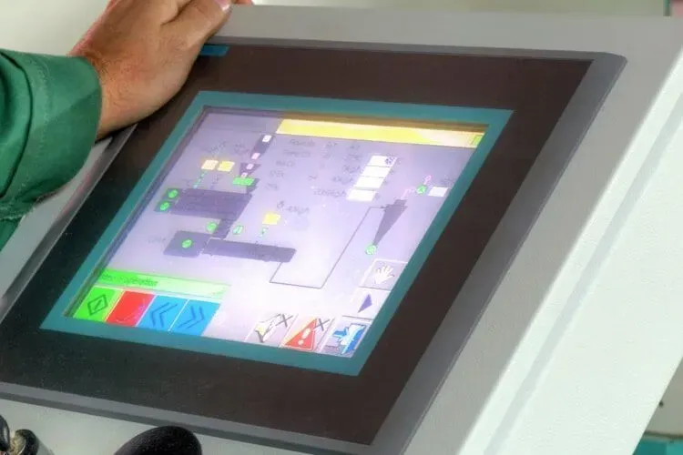 Painel de controle operacional manual com tela sensível ao toque, mostrando um diagrama esquemático.