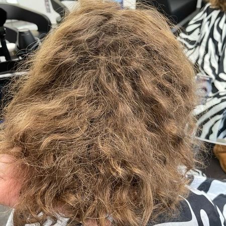 Naturkrausses Haar - für die Trägerin NICHT ZU BÄNDIGEN - GESTRECKT mit WONDER PROTEIN - glänzt das Haar und ist dennoch formbar für eine Frisur !
