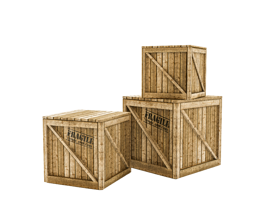 Trois caisses en bois empilées, certaines étiquetées « fragiles ».