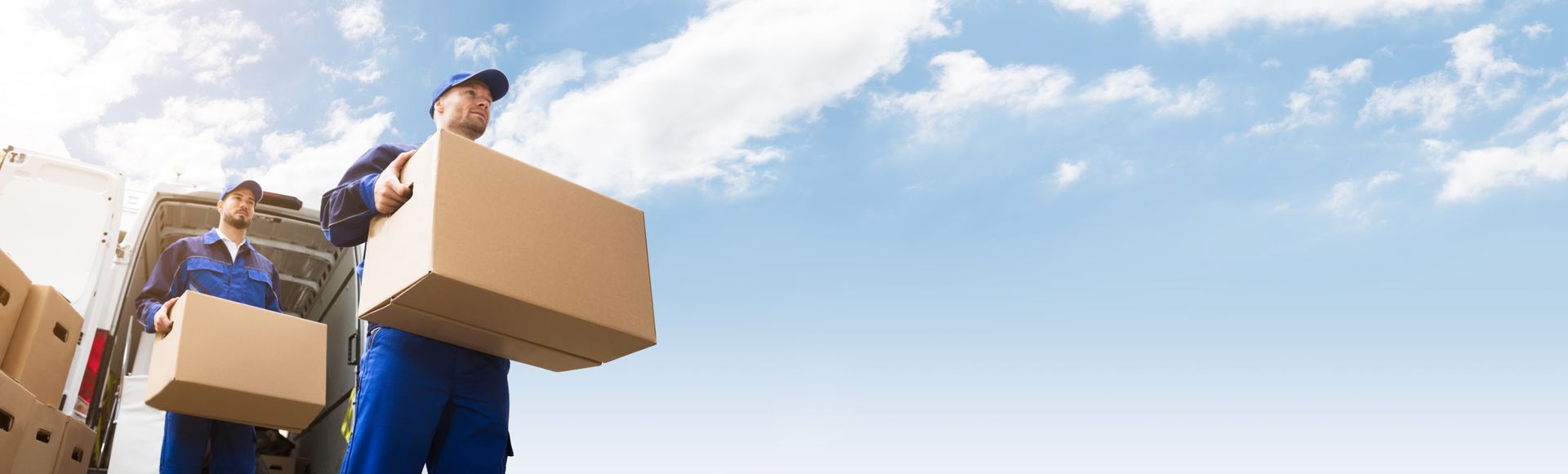 Un homme qui porte un carton