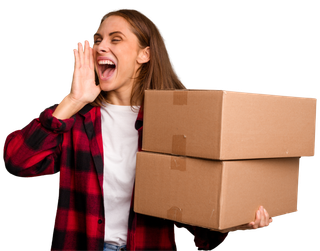 Une femme avec deux cartons dans les mains qui crie